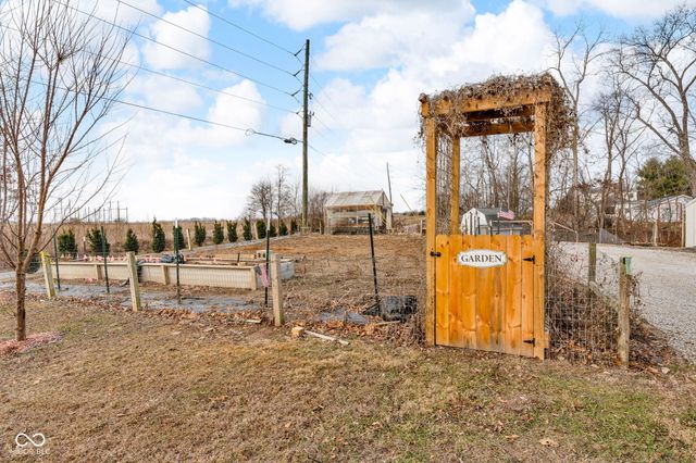 684 E Bonebrake Road, Veedersburg, IN 47987