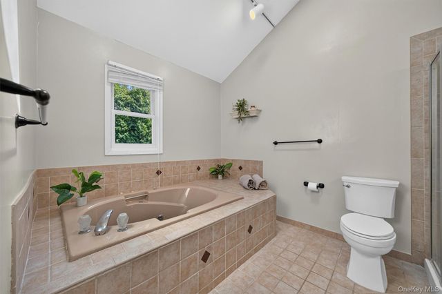 17 Kenilworth Lane, Warwick, NY 10990