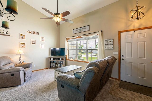 2530 GRASSY LANE, Neenah, WI 54956