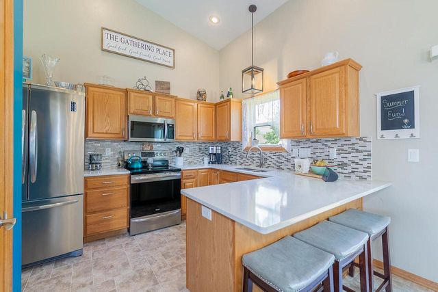2530 GRASSY LANE, Neenah, WI 54956