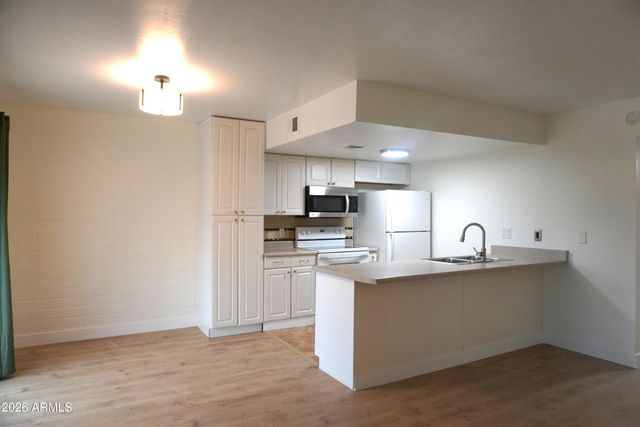 8558 E PORTLAND Street, Scottsdale, AZ 85257