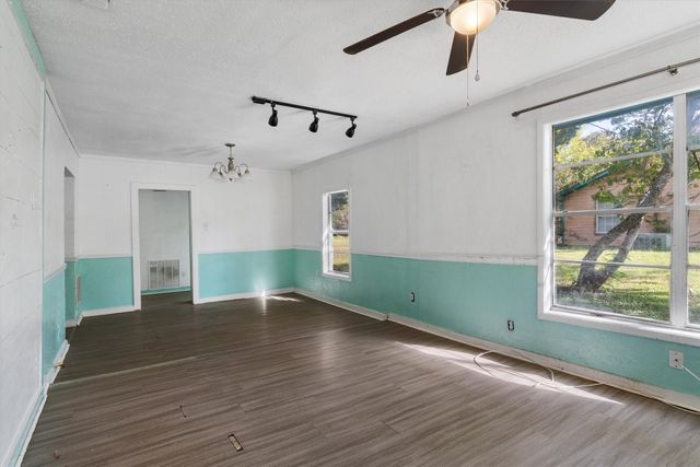 922 N Buffalo Avenue, Cleburne, TX 76033