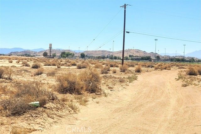 23 Wigwam Road, Apple Valley, CA 92307