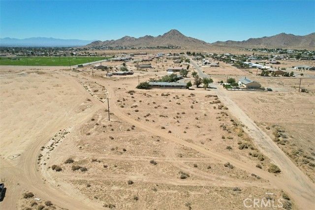 23 Wigwam Road, Apple Valley, CA 92307