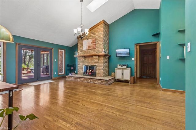 221 Woodburn DR, Hampton, VA 23664