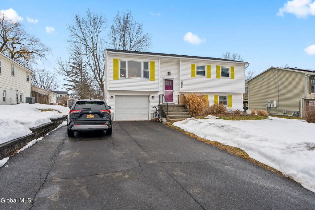 203 Deerfield Court, Voorheesville, NY 12186