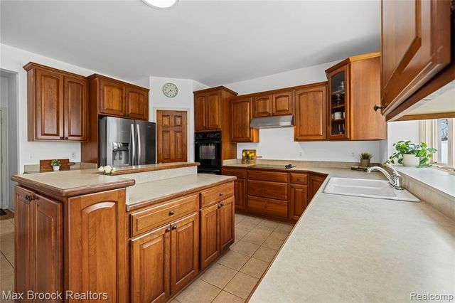 1205 Tulberry Circle, Rochester, MI 48306