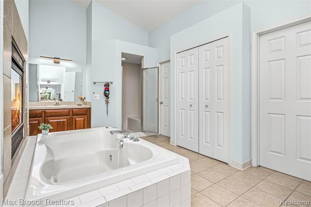 1205 Tulberry Circle, Rochester, MI 48306