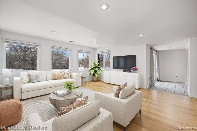 1205 Tulberry Circle, Rochester, MI 48306