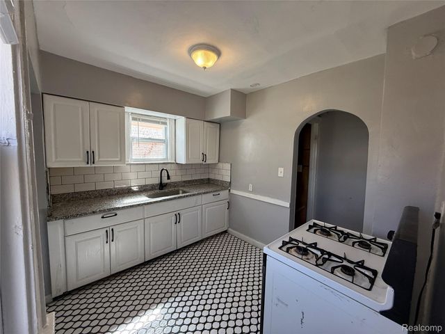 16206 Snowden Street, Detroit, MI 48235