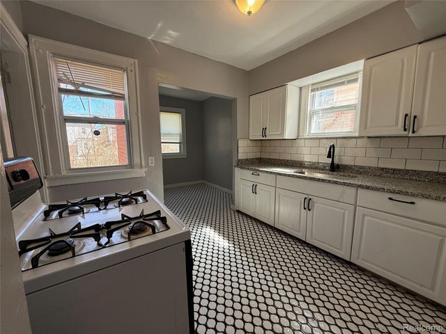 16206 Snowden Street, Detroit, MI 48235