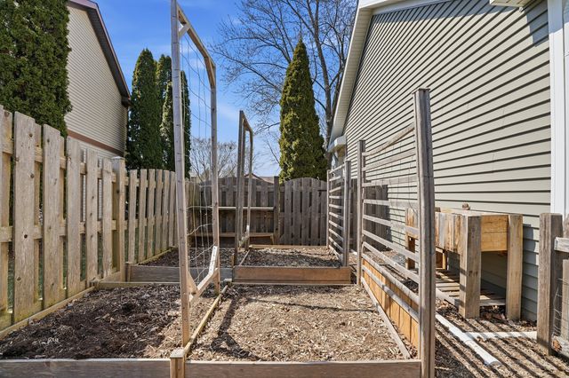 330 Indian Ridge Trail, Wauconda, IL 60084