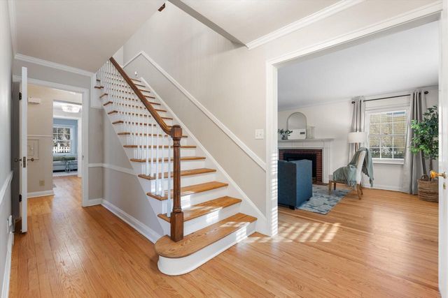 5550 N Hollywood AVENUE, Whitefish Bay, WI 53217