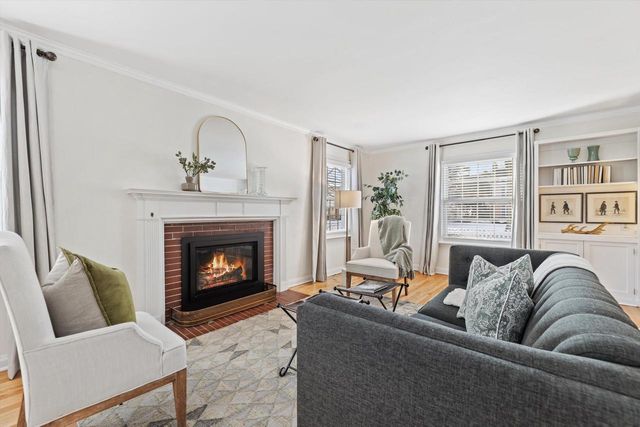 5550 N Hollywood AVENUE, Whitefish Bay, WI 53217