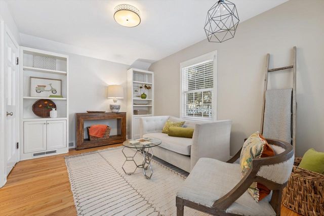 5550 N Hollywood AVENUE, Whitefish Bay, WI 53217