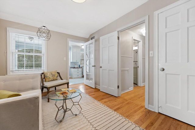 5550 N Hollywood AVENUE, Whitefish Bay, WI 53217