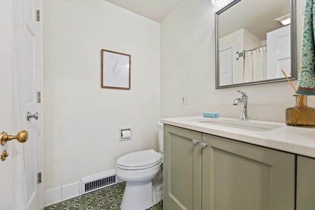 5550 N Hollywood AVENUE, Whitefish Bay, WI 53217