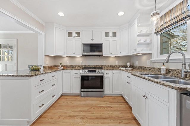 5550 N Hollywood AVENUE, Whitefish Bay, WI 53217