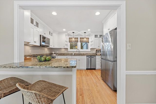 5550 N Hollywood AVENUE, Whitefish Bay, WI 53217