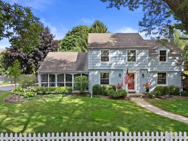 5550 N Hollywood AVENUE, Whitefish Bay, WI 53217