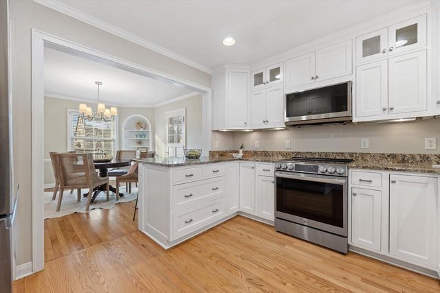 5550 N Hollywood AVENUE, Whitefish Bay, WI 53217