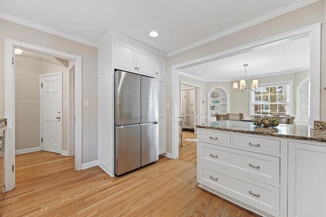 5550 N Hollywood AVENUE, Whitefish Bay, WI 53217