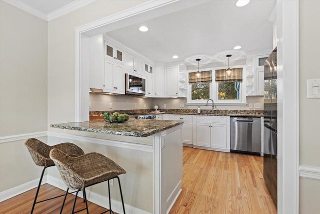 5550 N Hollywood AVENUE, Whitefish Bay, WI 53217