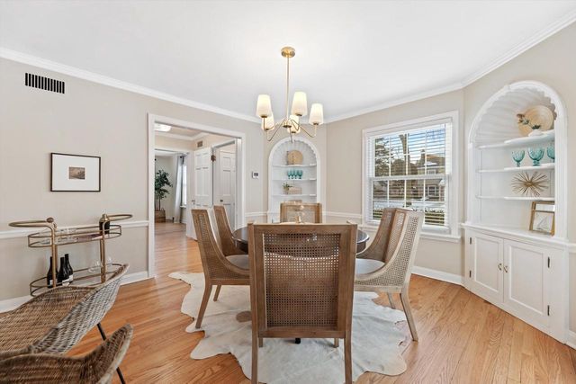 5550 N Hollywood AVENUE, Whitefish Bay, WI 53217