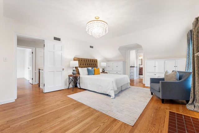 5550 N Hollywood AVENUE, Whitefish Bay, WI 53217