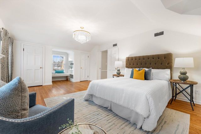 5550 N Hollywood AVENUE, Whitefish Bay, WI 53217