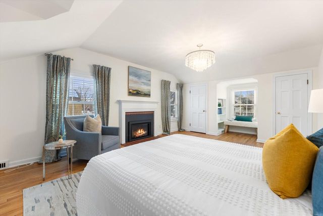 5550 N Hollywood AVENUE, Whitefish Bay, WI 53217