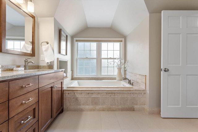 5550 N Hollywood AVENUE, Whitefish Bay, WI 53217