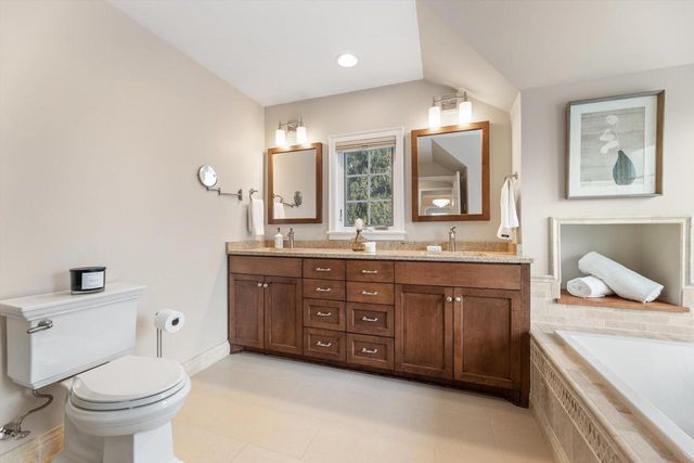 5550 N Hollywood AVENUE, Whitefish Bay, WI 53217