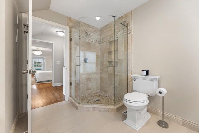 5550 N Hollywood AVENUE, Whitefish Bay, WI 53217