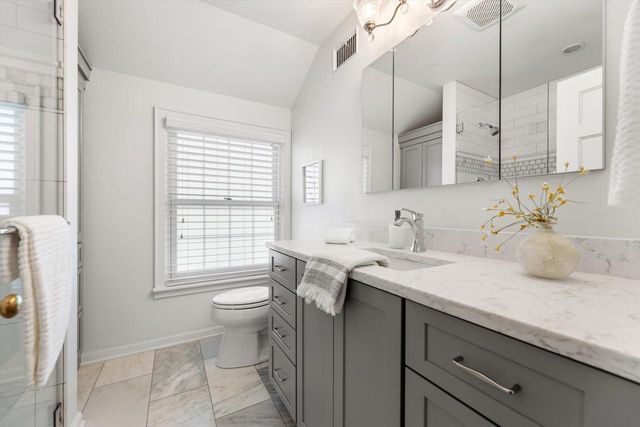 5550 N Hollywood AVENUE, Whitefish Bay, WI 53217