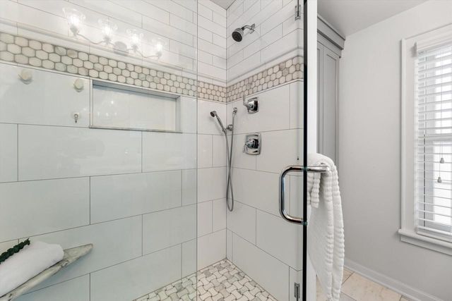 5550 N Hollywood AVENUE, Whitefish Bay, WI 53217