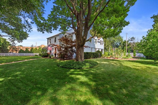 5550 N Hollywood AVENUE, Whitefish Bay, WI 53217