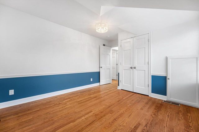 5550 N Hollywood AVENUE, Whitefish Bay, WI 53217