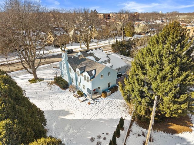 5550 N Hollywood AVENUE, Whitefish Bay, WI 53217