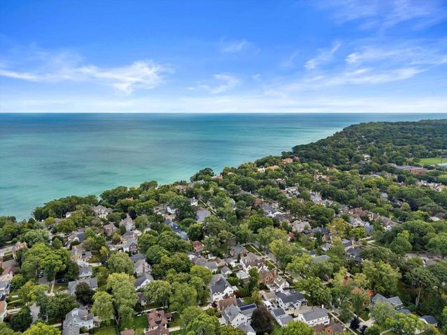5550 N Hollywood AVENUE, Whitefish Bay, WI 53217