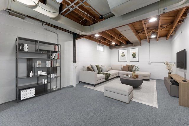 5550 N Hollywood AVENUE, Whitefish Bay, WI 53217