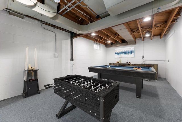 5550 N Hollywood AVENUE, Whitefish Bay, WI 53217