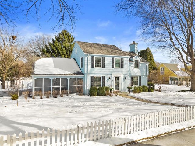 5550 N Hollywood AVENUE, Whitefish Bay, WI 53217