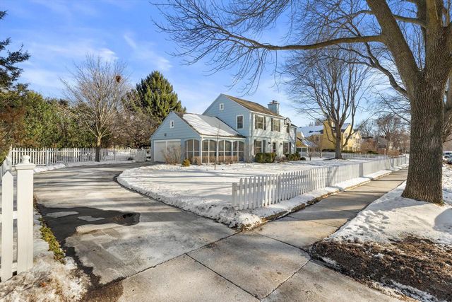 5550 N Hollywood AVENUE, Whitefish Bay, WI 53217