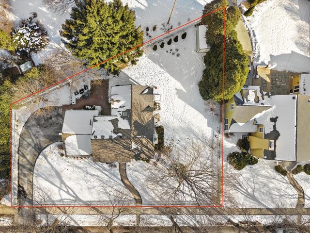 5550 N Hollywood AVENUE, Whitefish Bay, WI 53217