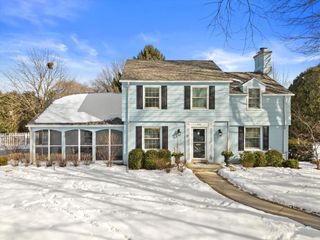 5550 N Hollywood AVENUE, Whitefish Bay, WI 53217