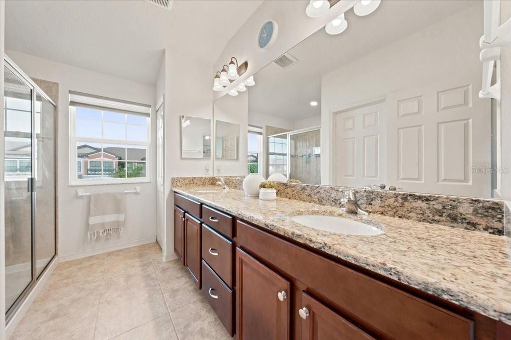 Image 15 of property listing at 9128 CAROLINA WREN DRIVE, Tampa, FL 33626