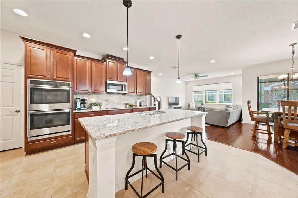 Image 5 of property listing at 9128 CAROLINA WREN DRIVE, Tampa, FL 33626