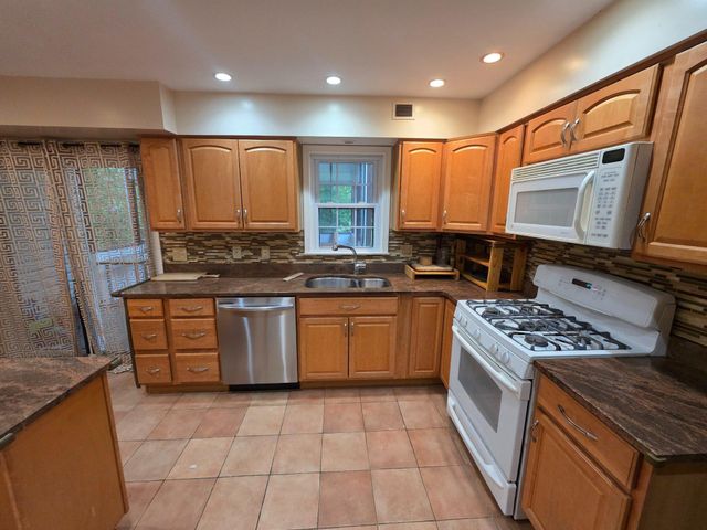 8120 PAISLEY PL, Potomac, MD 20854