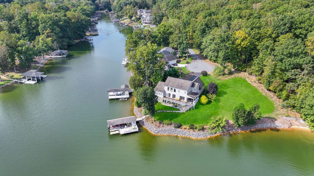 544 Woodbrook RD, Moneta, VA 24121